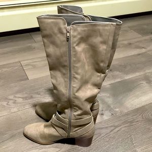 Fashionable heel boots